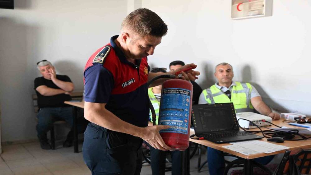 Manisa B&uuml;y&uuml;kşehir Belediyesi personeline nefes kesen tatbikat
