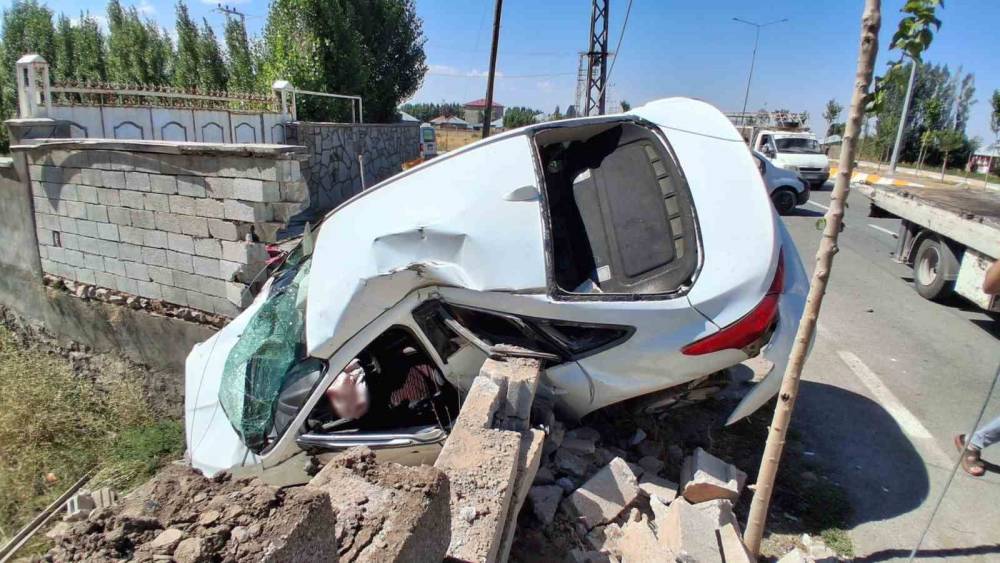 Ağrı&rsquo;da iki aracın karıştığı feci kazada 4 kişi yaralandı

