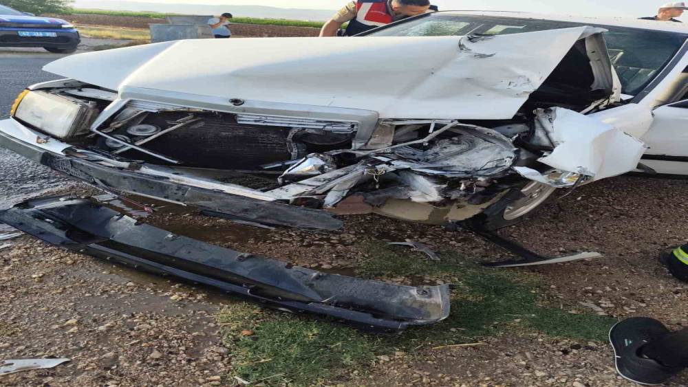 Mardin&rsquo;de otomobil ile hafif ticari ara&ccedil; &ccedil;arpıştı: 1 yaralı
