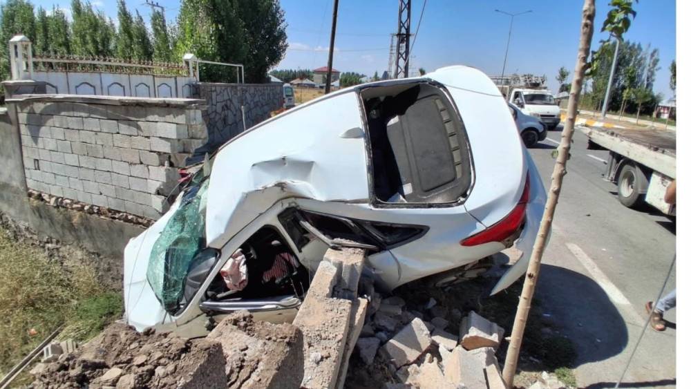 Patnos&rsquo;ta trafik kazası: 1&rsquo;i &ccedil;ocuk 4 yaralı
