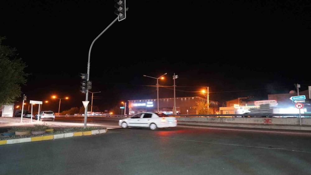 Diyarbakır&rsquo;da yolun karşısına ge&ccedil;en &ccedil;ocuk, otomobil &ccedil;arpması soncu hayatını kaybetti
