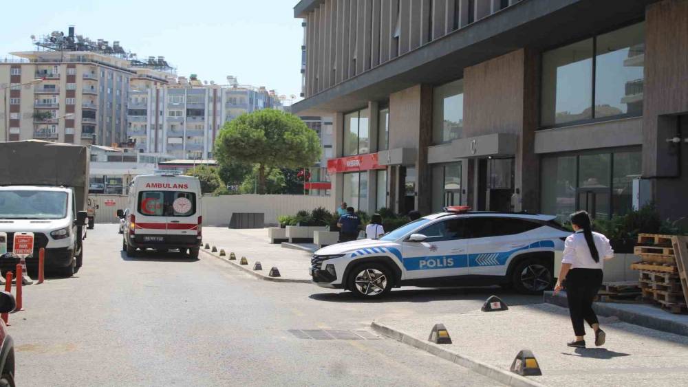 Apartmanın merdivenlerinden d&uuml;şen yaşlı adam hastanelik oldu
