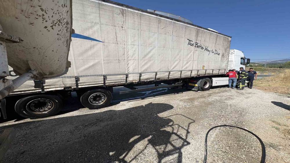 Tırda &ccedil;ıkan yangına, &ccedil;evreden ge&ccedil;en beton mikseri yardıma koştu
