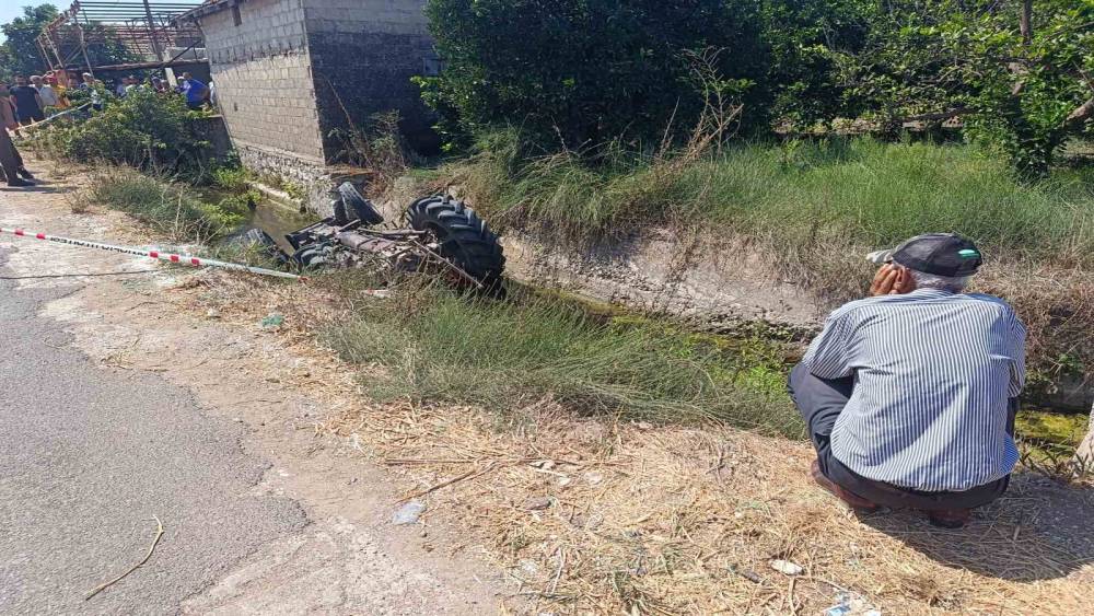 Antalya&rsquo;da su kanalına d&uuml;şen trakt&ouml;r&uuml;n s&uuml;r&uuml;c&uuml;s&uuml; hayatını kaybetti

