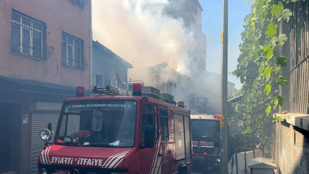 Beyoğlu&rsquo;nda iki katlı iş yerinde &ccedil;ıkan yangın s&ouml;nd&uuml;r&uuml;ld&uuml;
