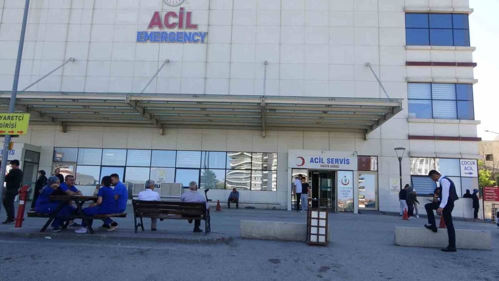 Silaj makinesine bacağını kaptıran gencin ayağı koptu
