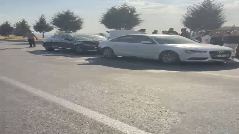 Batman&rsquo;da iki otomobil &ccedil;arpıştı: 4 yaralı
