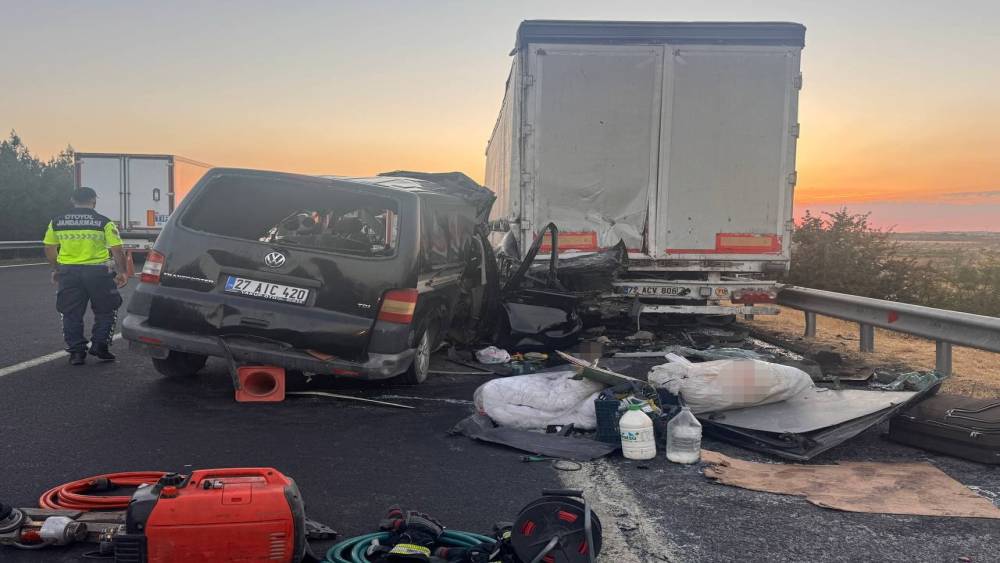 Şanlıurfa&rsquo;da feci kaza: 2 &ouml;l&uuml;, 2 ağır yaralı
