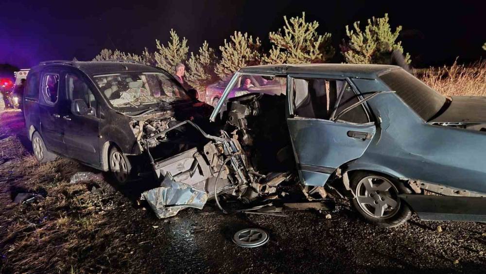 Otomobil ve hafif ticari ara&ccedil; &ccedil;arpıştı: 1 &ouml;l&uuml;, 2 yaralı

