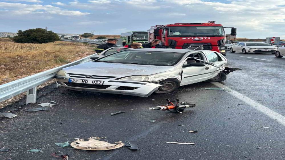 Adıyaman&rsquo;da d&ouml;rt ara&ccedil; zincirleme kaza yaptı: 4 yaralı
