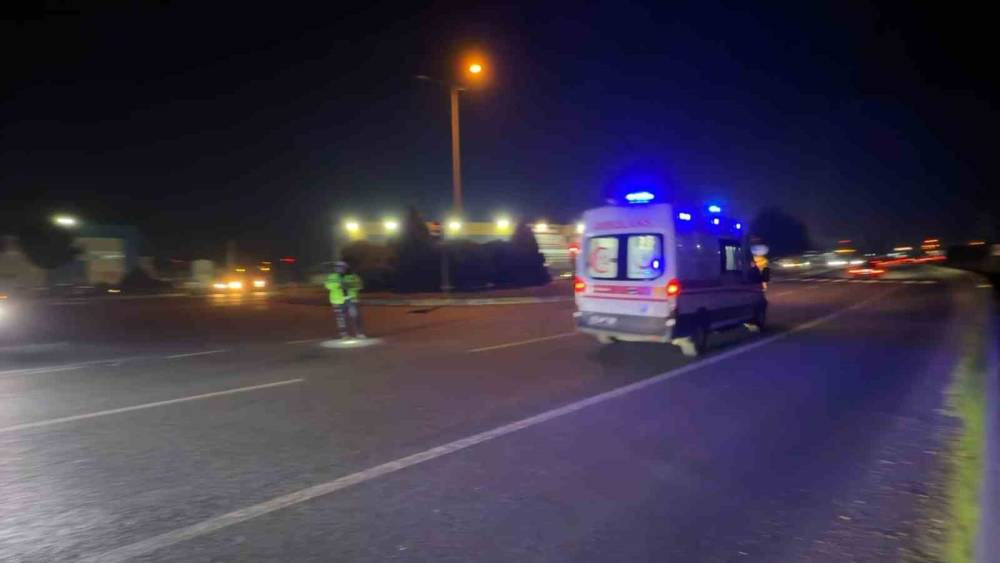 Trafikte kalan ambulansa polis ekiplerinden hızlı m&uuml;dahale
