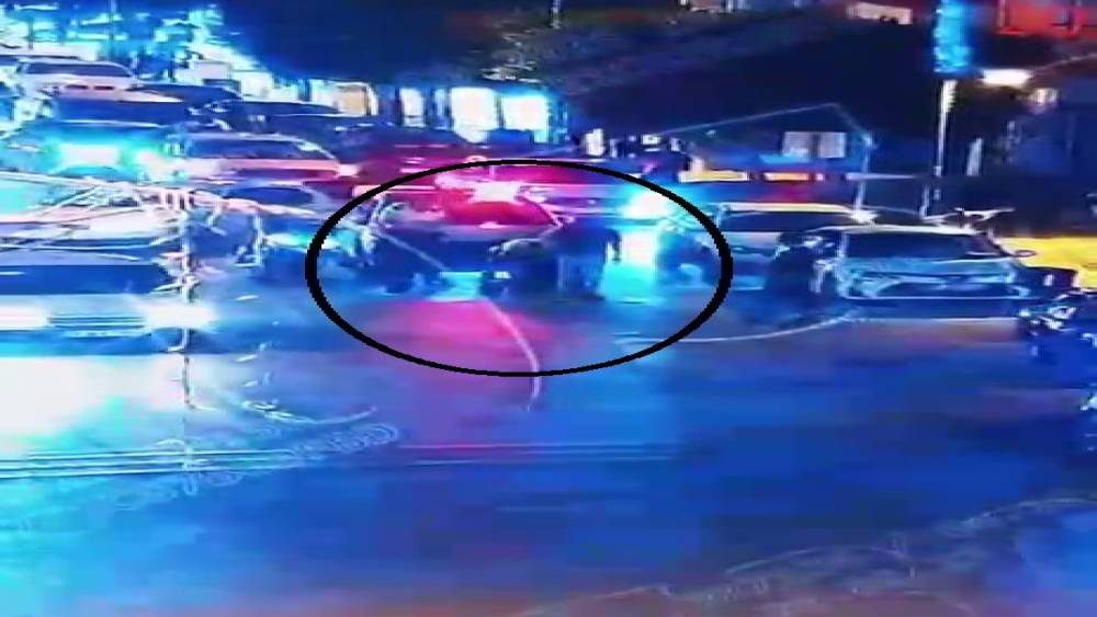 Boğazına yemek ka&ccedil;an vatandaşın imdadına polis yetişti
