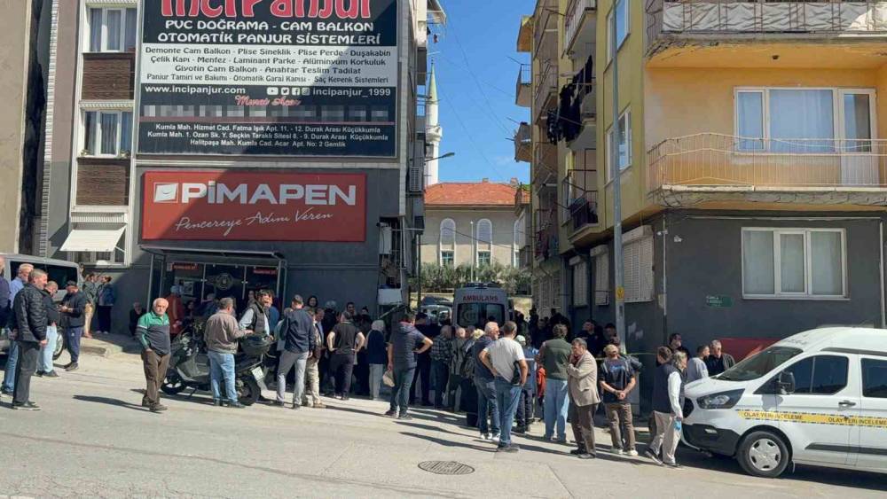 Evlerinde &ouml;l&uuml; bulunan &ccedil;iftin cinayete kurban gittiği &uuml;zerinde duruluyor
