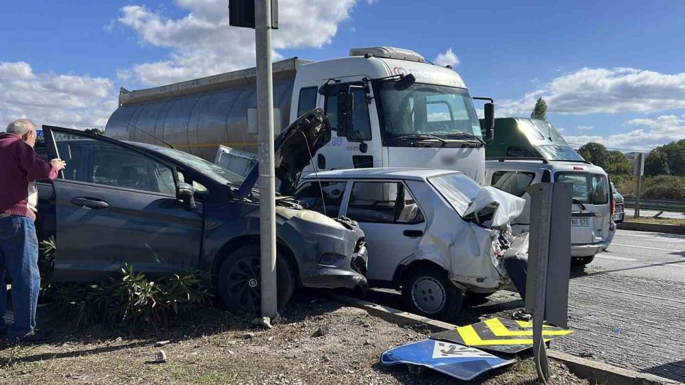 Freni patlayan tanker zincirleme kazaya yol a&ccedil;tı: 4 yaralı
