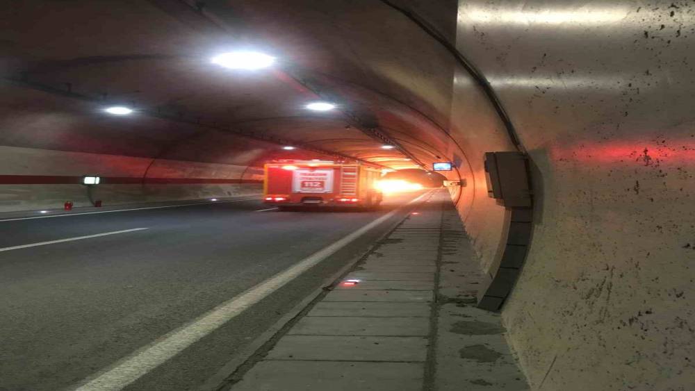 Trabzon&rsquo;un Ma&ccedil;ka il&ccedil;esindeki T2 T&uuml;neli&rsquo;nde kaza sonrası yangın &ccedil;ıktı
