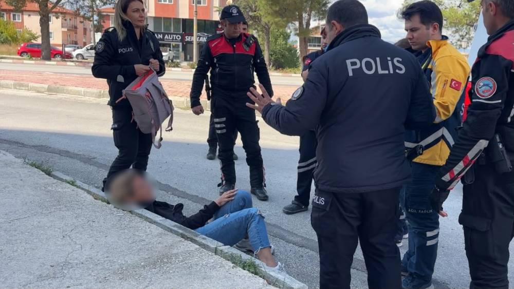 Yoldan ge&ccedil;en ara&ccedil;ların &ouml;n&uuml;ne atladı, polis ekiplerine zor anlar yaşattı
