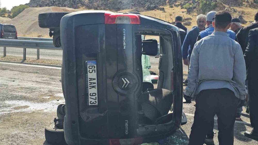 Adilcevaz&rsquo;da kamyonet takla attı: 2 yaralı

