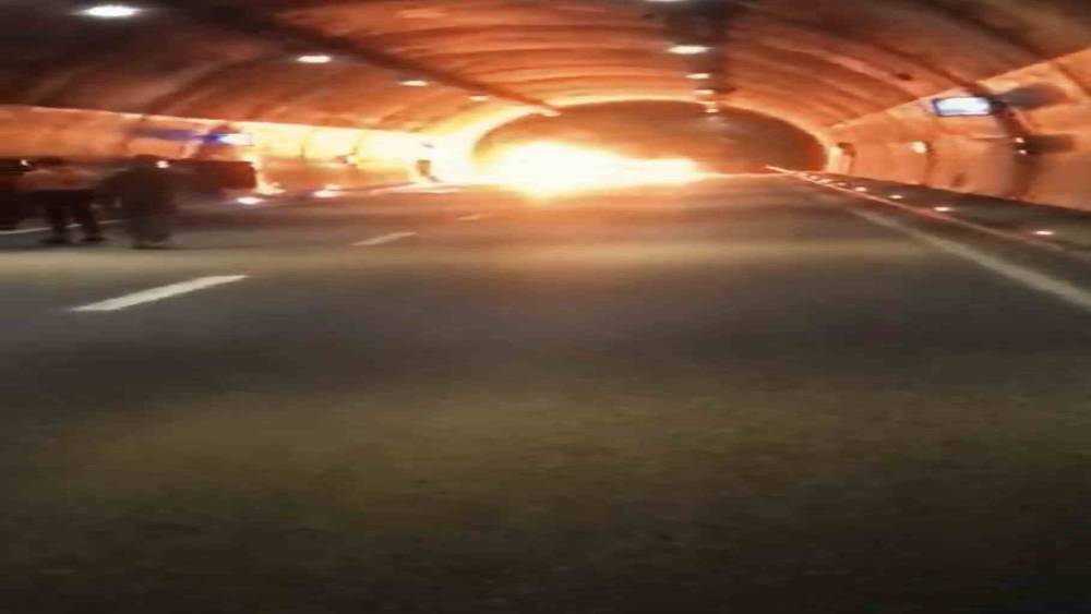 Trabzon&rsquo;un Ma&ccedil;ka il&ccedil;esindeki T2 T&uuml;neli&rsquo;nde kaza sonrası yangın &ccedil;ıktı: 1 &ouml;l&uuml;
