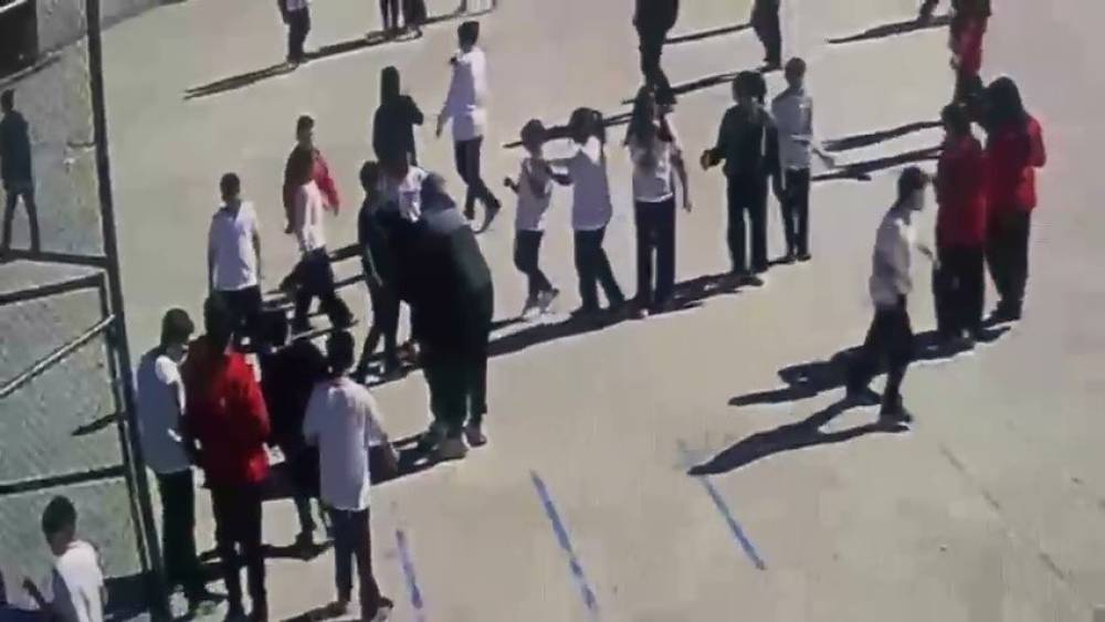 &Ouml;ğretmenin hayat kurtaran manevrası g&uuml;venlik kamerasında

