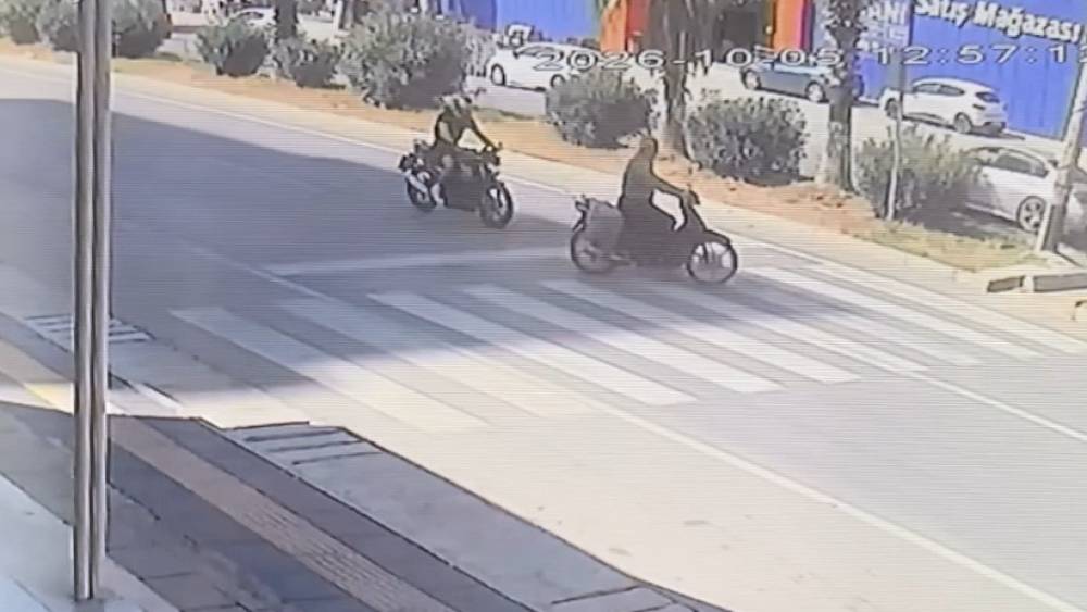 Motosikletler &ccedil;arpıştı, s&uuml;r&uuml;c&uuml;lerden biri hayatını kaybetti: Kaza anı kamerada
