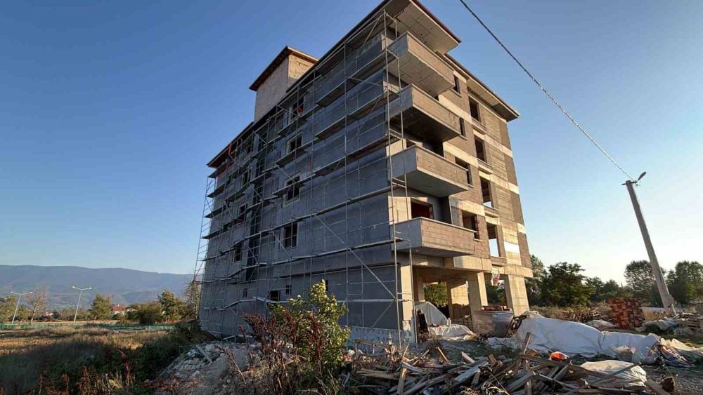 Bolu&rsquo;da inşaatın 5. katından d&uuml;şen iş&ccedil;i ağır yaralandı
