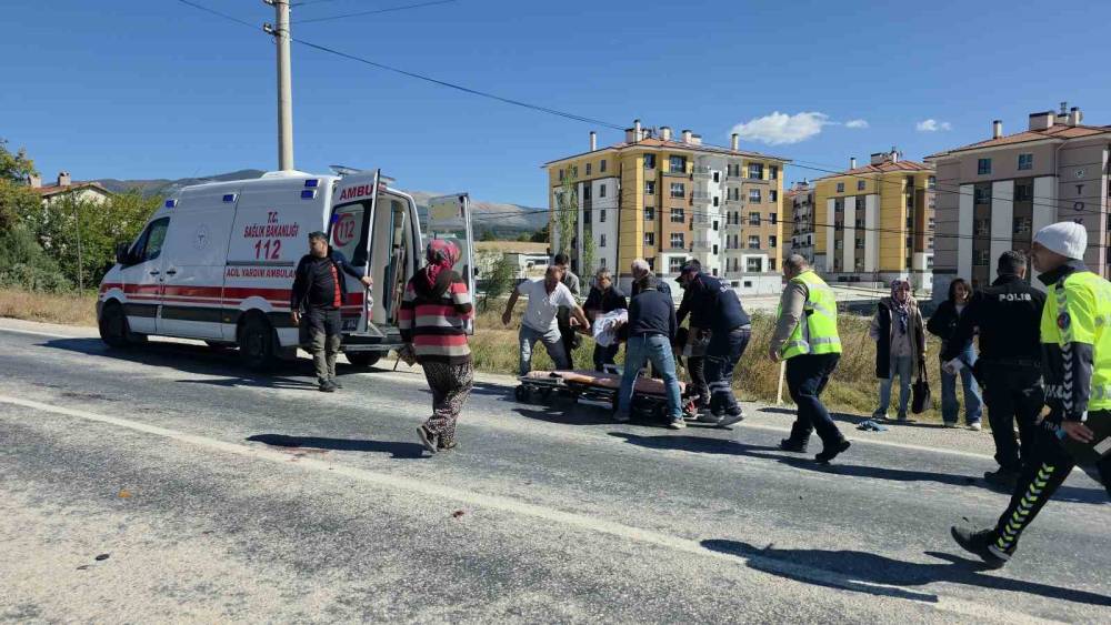 K&uuml;tahya&rsquo;da otomobil motosikletle &ccedil;arpıştı: 1 &ouml;l&uuml;, 2 yaralı
