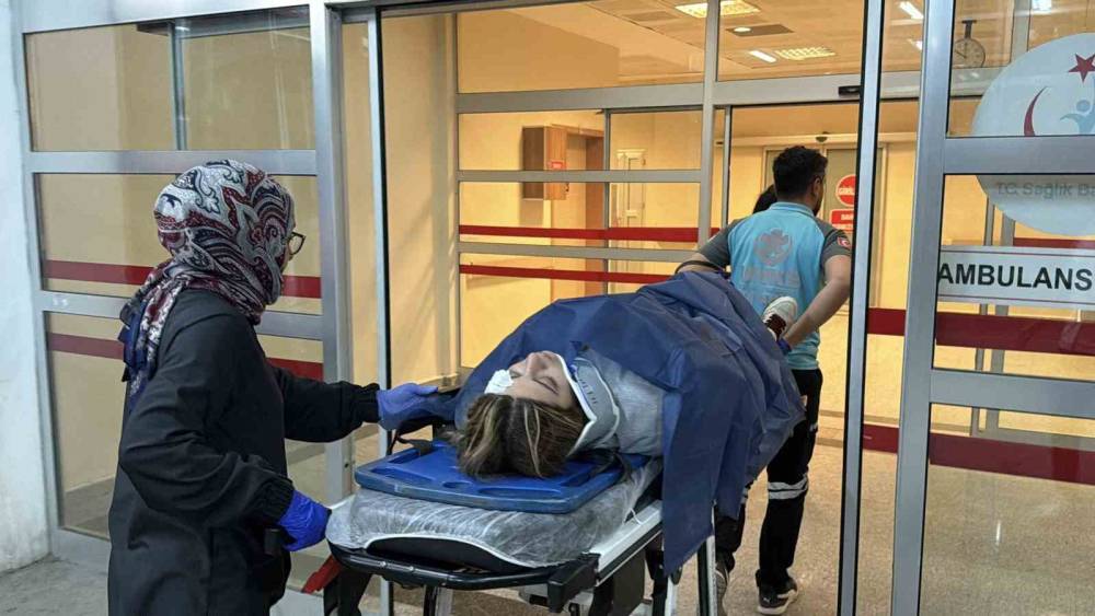 İki otomobil ile motosiklet &ccedil;arpıştı: 2 yaralı

