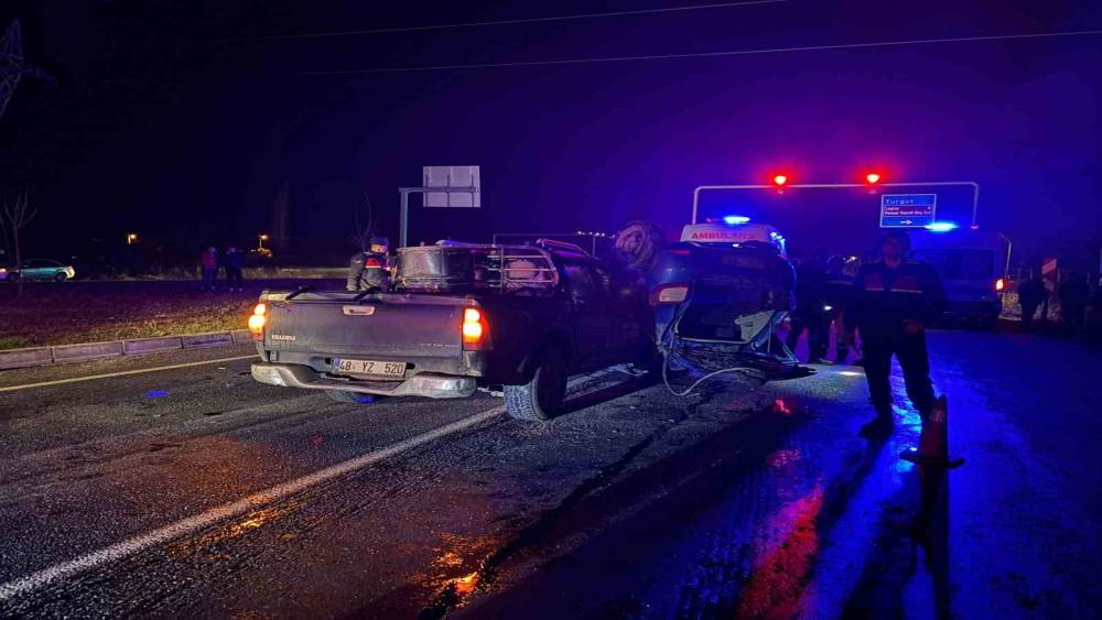 Muğla’da feci kaza... Kavşakta 2 araç çarpıştı: 2 ölü, 2 yaralı
