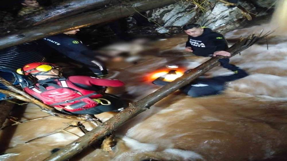 Sele kapılan otomobil s&uuml;r&uuml;c&uuml;, 3 saatlik &ccedil;alışmanın sonunda &ouml;l&uuml; olarak bulundu
