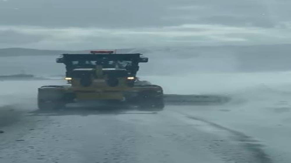 &Ouml;zel İdare ekipleri tipiden kapanan yolları a&ccedil;mak i&ccedil;in aralıksız &ccedil;alışıyor
