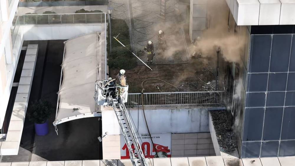 Bağcılar&rsquo;da alışveriş merkezinin i&ccedil;indeki gece kul&uuml;b&uuml;nden alevler y&uuml;kseldi
