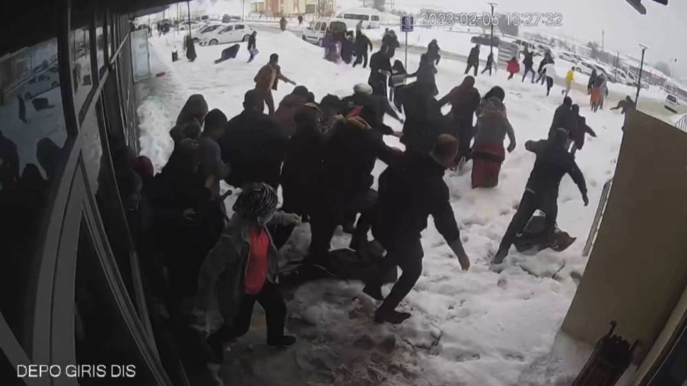 Malatya&rsquo;da 7,6&rsquo;lık depremin hastanedeki panik anları kamerada
