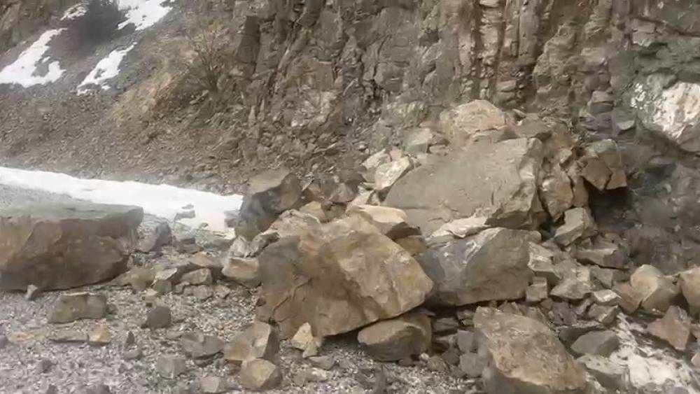 Kemah&rsquo;taki deprem sonrası Hakbilir k&ouml;y&uuml; yoluna kayalar d&uuml;şt&uuml;
