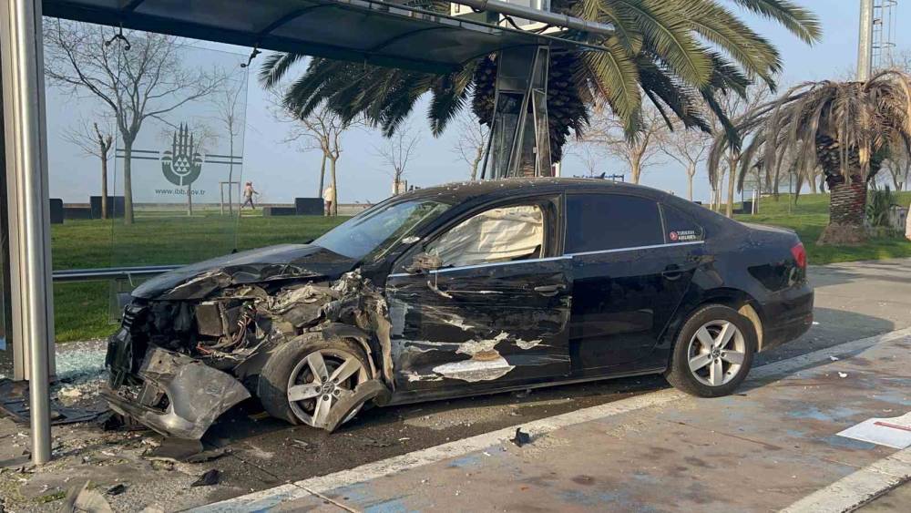 Kartal&rsquo;da hafriyat kamyonuna &ccedil;arpan ara&ccedil; durağa daldı: 2 yaralı
