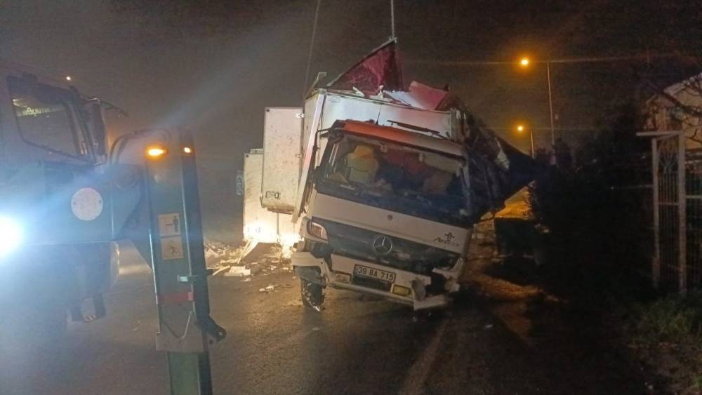 B&uuml;y&uuml;k&ccedil;ekmece&rsquo;de 8 ton hamsi taşıyan kamyon takla attı: O anlar kamerada
