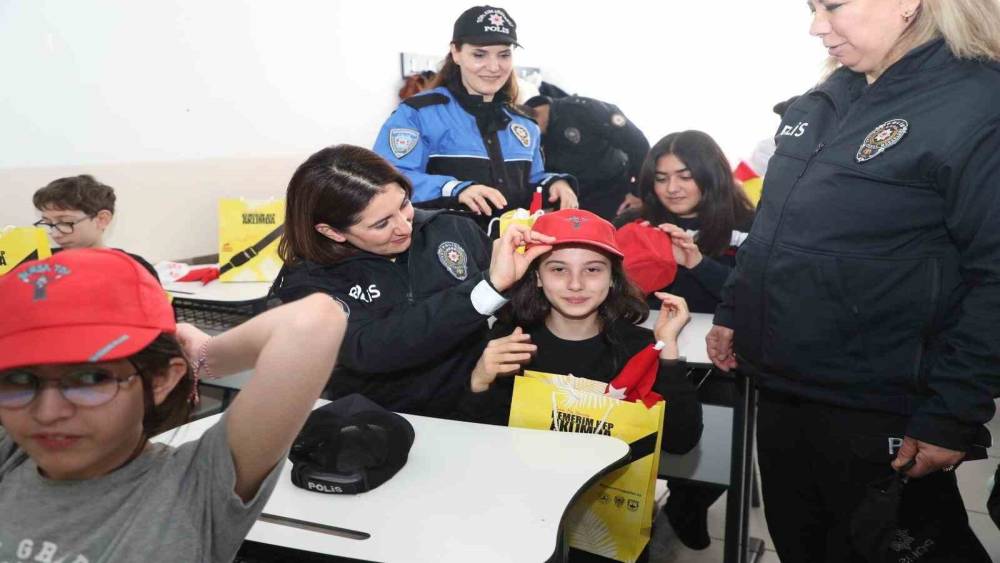 Bursa&rsquo;da &ouml;ğrencilere polislik tanıtımı ve g&uuml;venlik bilgilendirmesi
