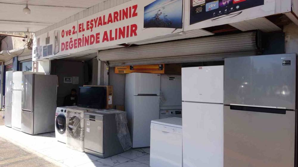 Mersin&rsquo;de bir esnaf, yardım etmek istediği gen&ccedil; tarafından soyuldu
