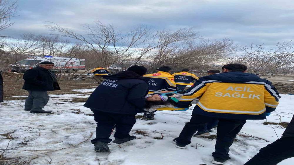 Van&rsquo;da kamyonet devrildi: 2 yaralı
