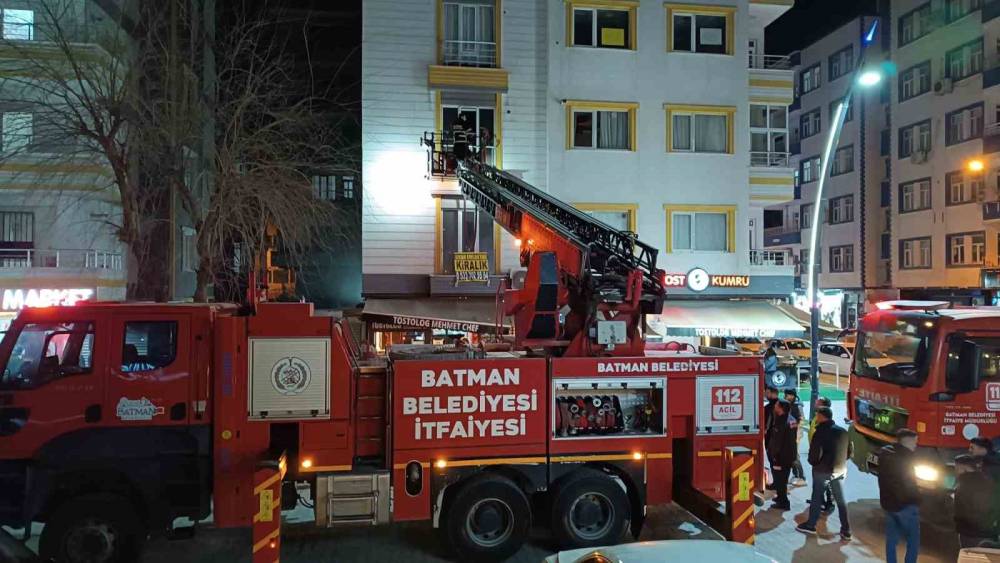 Batman&rsquo;da 7 katlı binada korkutan yangın
