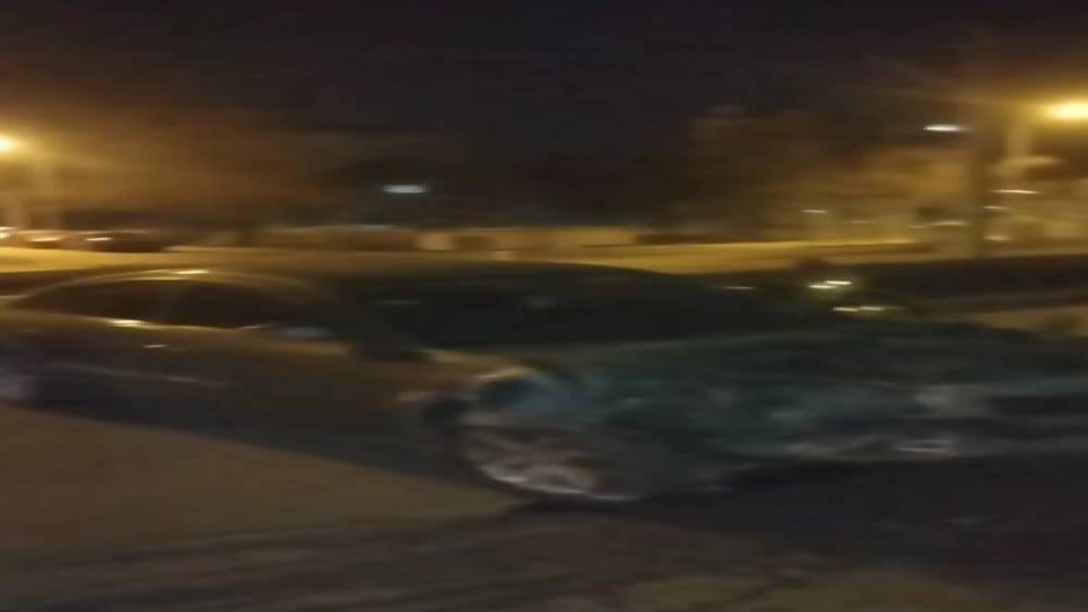 Kontrolden &ccedil;ıkan otomobil ağaca &ccedil;arparak durabildi
