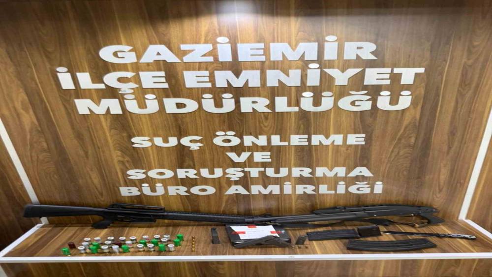 İzmir&rsquo;de gasp ve yağma iddiasıyla 3 ş&uuml;pheli yakalandı
