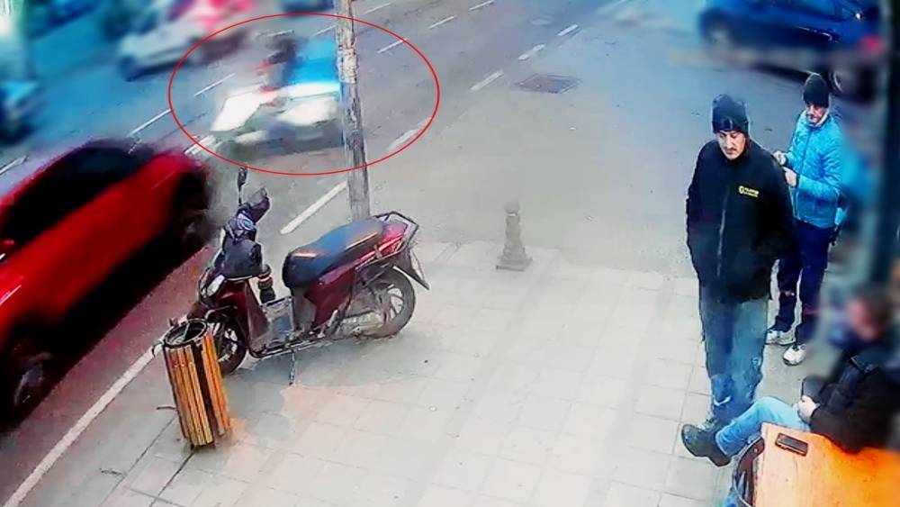 &Ccedil;orlu&rsquo;da otomobille &ccedil;arpışan motosikletlinin yaralandığı kaza kamerada
