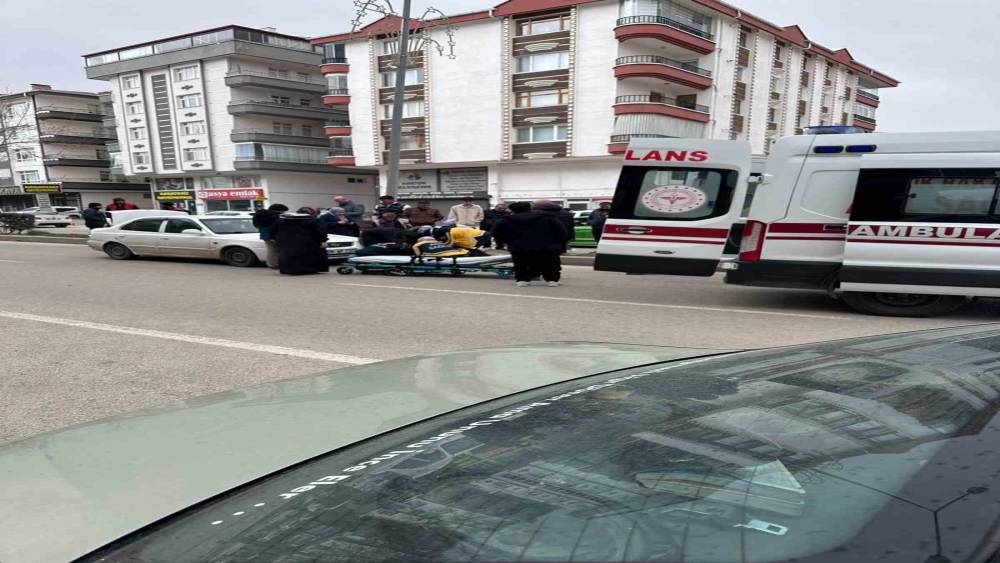 Ankara&rsquo;da otomobilin &ccedil;arptığı yaya yaralandı
