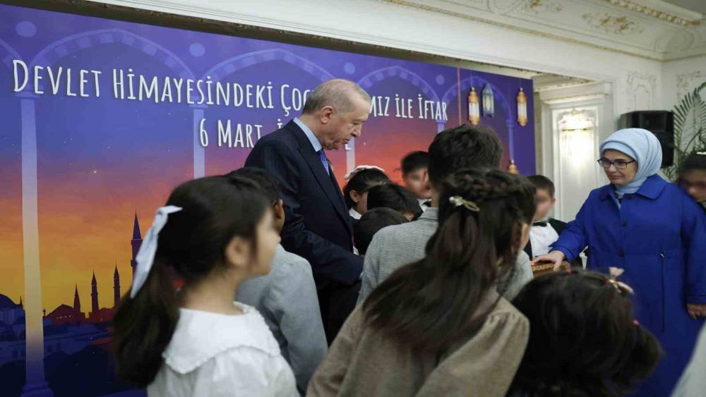 Cumhurbaşkanı Erdoğan, devlet himayesindeki &ccedil;ocuklarla g&ouml;n&uuml;l sofrasında buluştu
