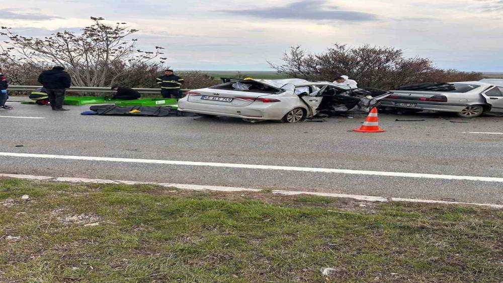 Polatlı&rsquo;da iki otomobil kafa kafaya &ccedil;arpıştı: 4 &ouml;l&uuml;
