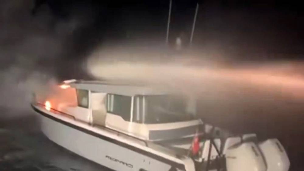 Haydarpaşa a&ccedil;ıklarında yanan tekne alevlere teslim oldu
