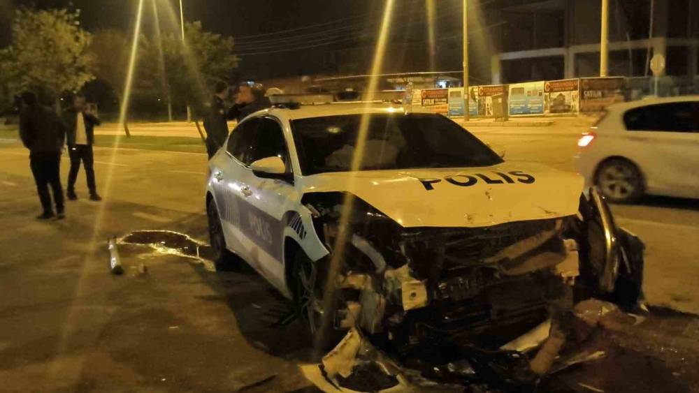 Polis otosuna &ccedil;arpıp patlamış lastiklerle ka&ccedil;tı, park halinde bulundu
