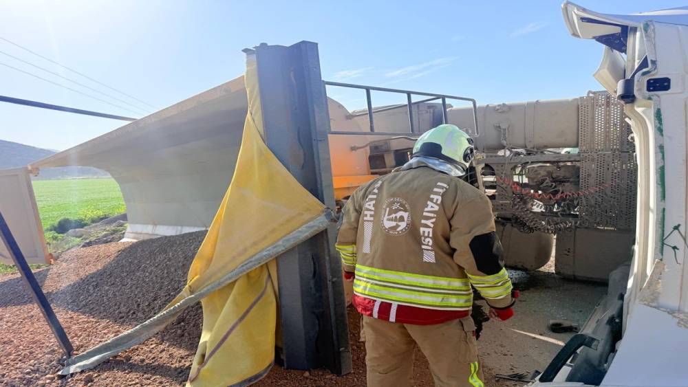 Kırıkhan&rsquo;da devrilen hafriyat kamyonunun s&uuml;r&uuml;c&uuml;s&uuml; yaralandı
