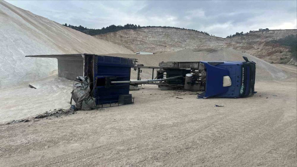 Kum boşaltırken devrilen kamyonda iş kazası: 1 yaralı
