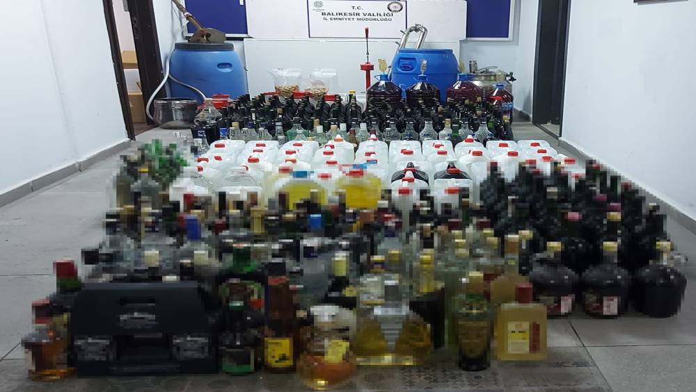 Ayvalık&rsquo;ta ka&ccedil;ak i&ccedil;ki ve uyuşturucudan 2 tutuklama
